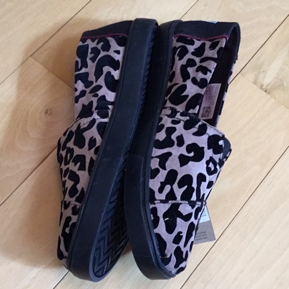 Tom’s loafers, slip on shoes. Black flocked leopard print, women’s size 6. NWT - Picture 10 of 16